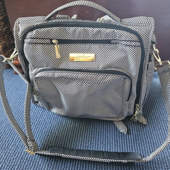Stylish Black and White Chevron Women's Bag - Picture 1 of 8
